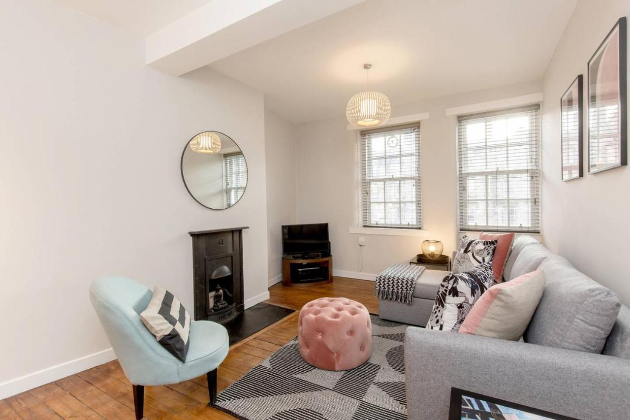 Altido Unique & Stylish Grassmarket Apt - Close To Castle 에든버러 객실 사진